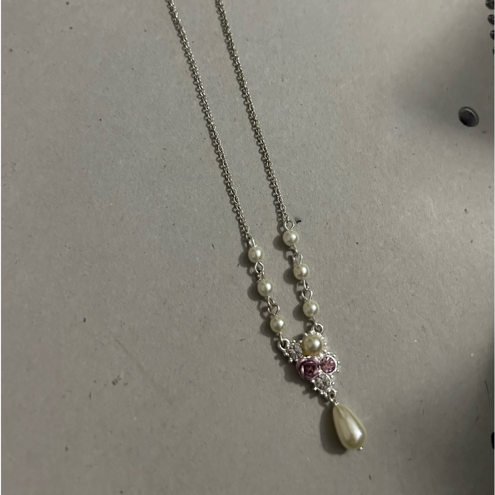 Women’s vintage Avon necklace. Avon (SAC) Faux Pearl and Mauve Rose Necklace